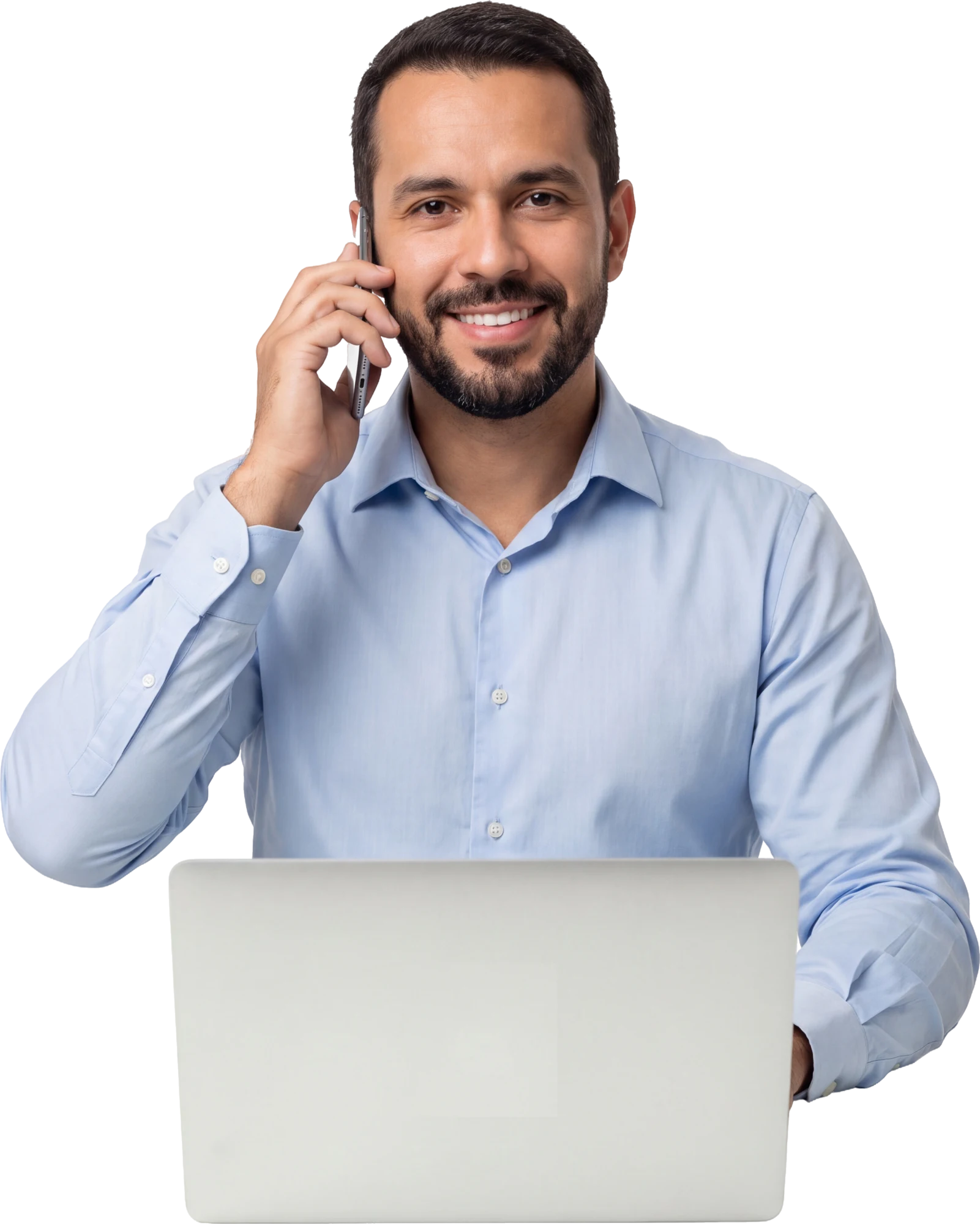 Profissional sorrindo ao telefone, com notebook